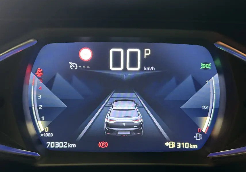 Affichage numérique du tableau de bord DS3 Crossback montrant la voiture vue de dessus, vitesse à 0 km/h et jauge de carburant.