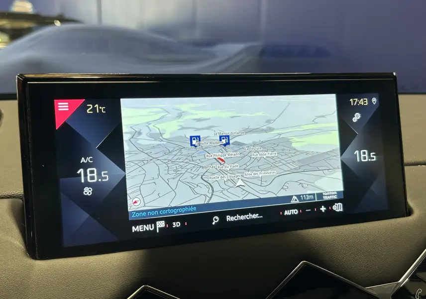 Écran central tactile du DS3 Crossback bleu Millenium affichant la navigation et la climatisation à 18,5°C.