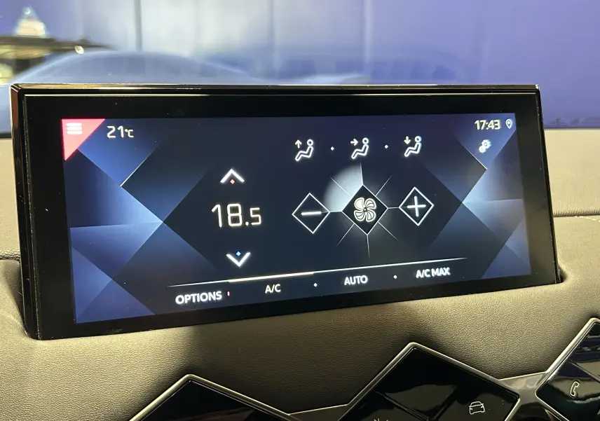 Écran tactile central du DS3 Crossback affichant les réglages de climatisation à 18,5°C dans un intérieur beige.