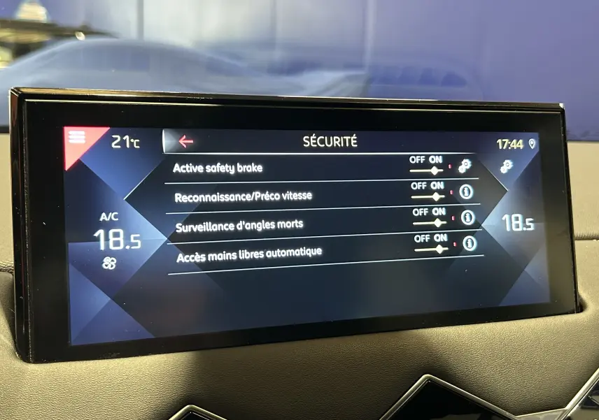 Écran tactile central du DS3 Crossback affichant les options de sécurité avec interface moderne et fond sombre.