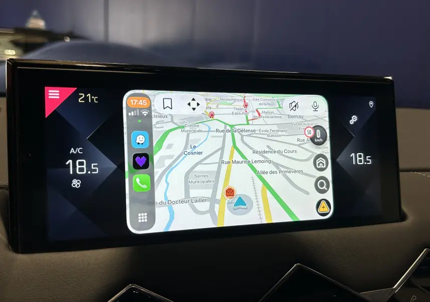 Écran tactile central du DS3 Crossback affichant la navigation et la climatisation à 18,5°C dans un intérieur noir.