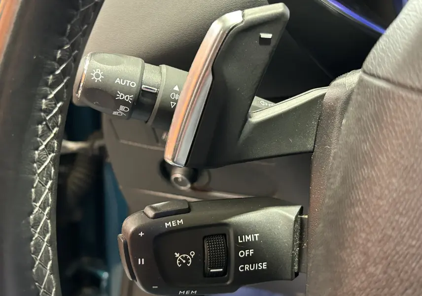 Gros plan sur les commandes au volant du DS3 Crossback Bleu Millenium, mettant en valeur les réglages du régulateur de vitesse.