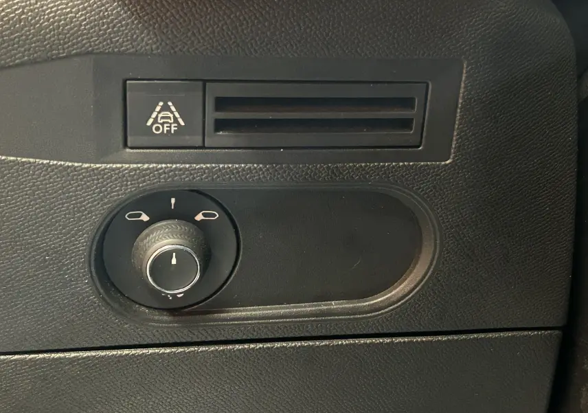 Détail du tableau de bord avec commande de réglage des rétroviseurs et bouton de désactivation de l'alerte de franchissement de ligne.