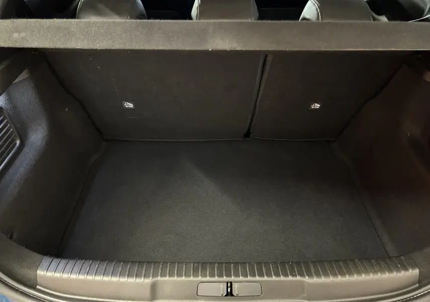 Coffre ouvert vu de l'arrière du DS3 Crossback Bleu Millenium, montrant un espace de chargement propre et vide.