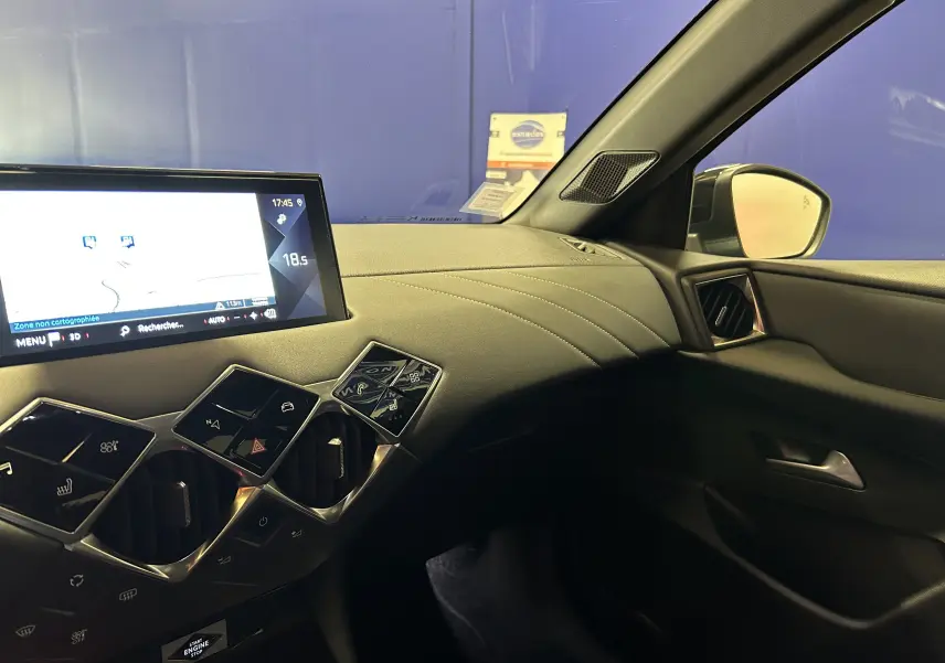 Vue intérieure côté passager du tableau de bord du DS3 Crossback Bleu Millenium avec écran tactile et commandes géométriques.