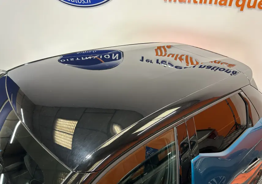 Vue rapprochée du toit noir brillant et de la partie supérieure bleu Millenium du DS3 Crossback côté gauche.