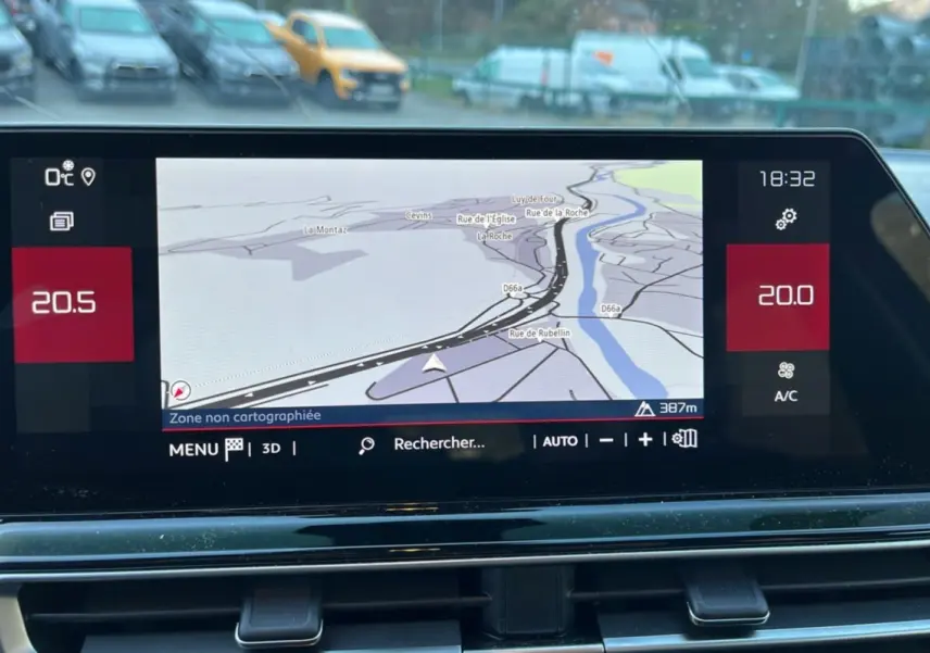 Écran tactile central du tableau de bord du Citroën C5 Aircross Hybrid blanc, affichant la navigation GPS en extérieur.