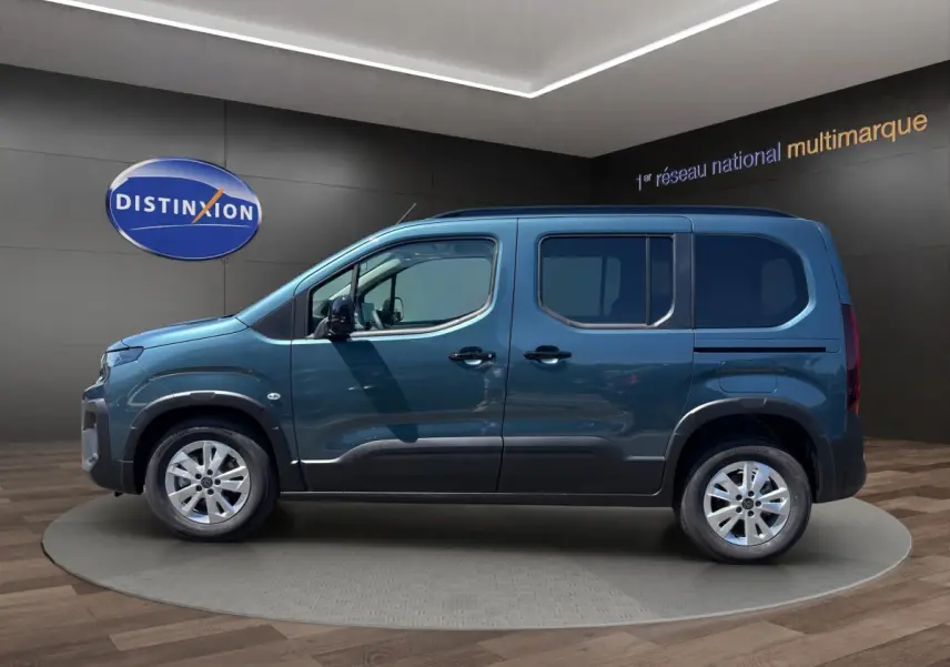 Peugeot Rifter bleu vue de profil côté gauche, avec portes coulissantes et jantes alliage en showroom.