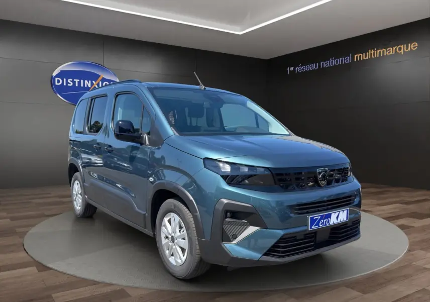 Peugeot Rifter bleu vue 3/4 avant droit en showroom avec calandre noire et jantes argentées.
