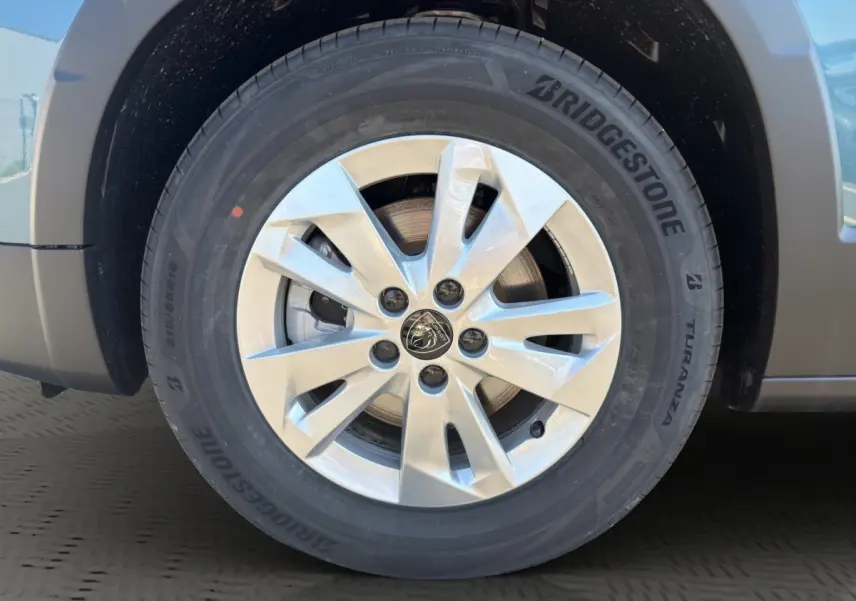 Gros plan sur la roue avant droite du Peugeot Rifter bleu, avec jante alliage et pneu Bridgestone Turanza.