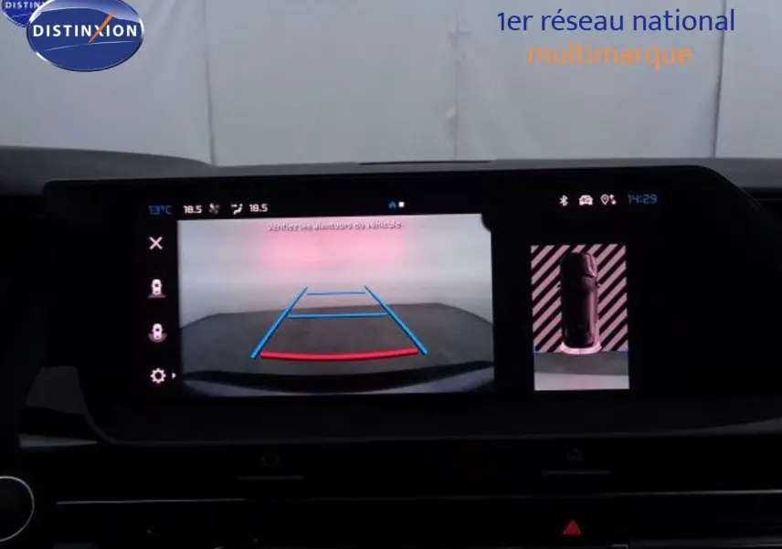 Écran tactile intérieur affichant la caméra de recul et la vue 360° du tableau de bord de la Citroën C5 X gris Artense.