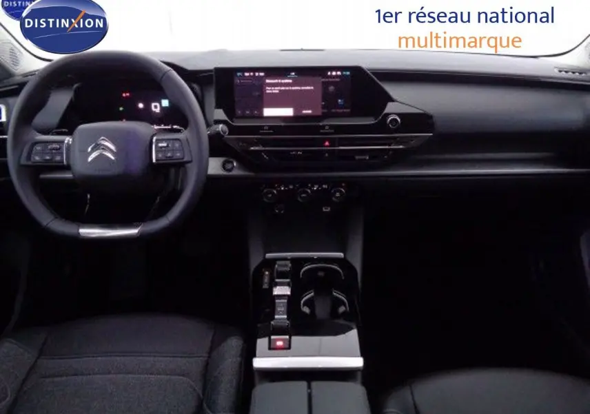 Intérieur de la Citroën C5 X 2022 en gris, vue frontale sur le tableau de bord et le volant multifonction.