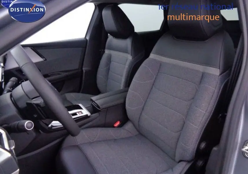 Intérieur avant droit du Citroën C5 X 2022 gris Artense, sièges tissu et cuir avec console centrale moderne.