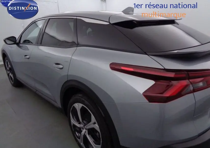 Vue 3/4 arrière côté gauche d'une Citroën C5 X gris Artense métallisé avec vitres teintées et feux arrière LED distinctifs.