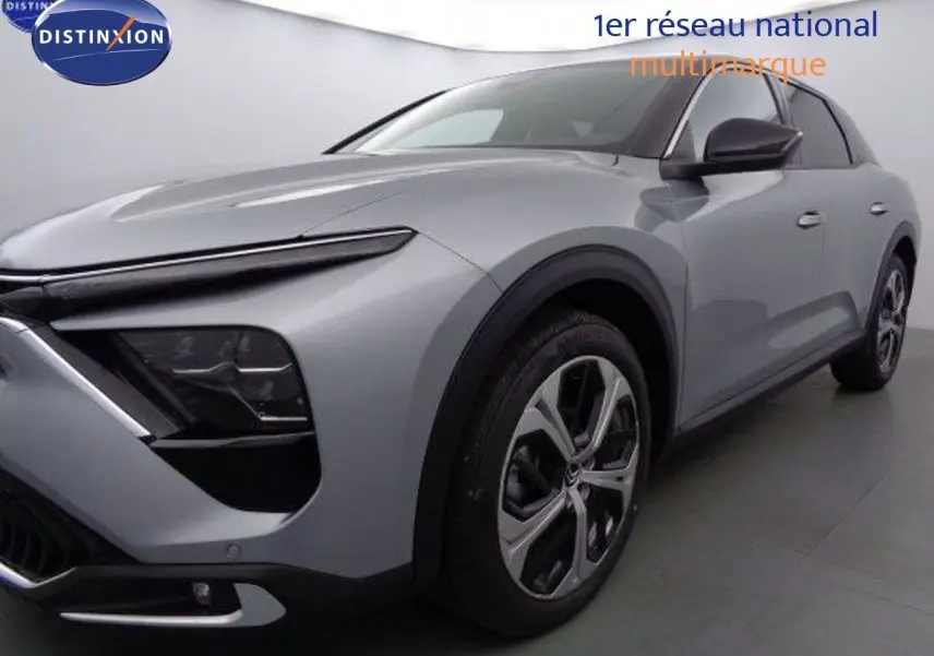 Vue 3/4 avant droit d'une Citroën C5 X gris Artense métal avec phares LED et jantes alliage 19 pouces.