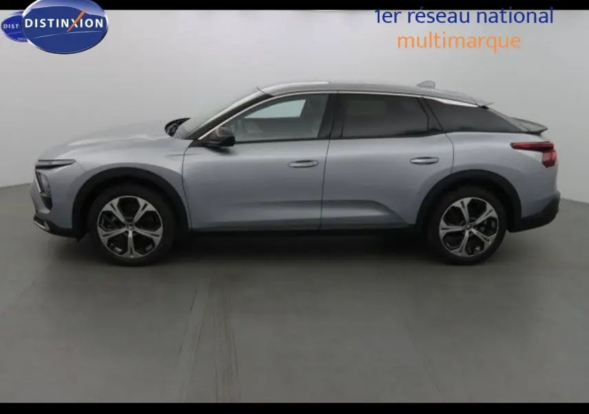 Profil côté gauche d'une Citroën C5 X gris Artense métal 2022 avec toit noir et jantes alliage distinctives.