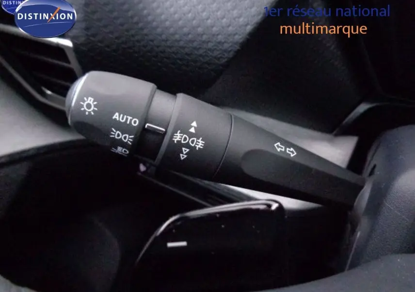 Le commodo d'éclairage et clignotants de la Citroën C5 X gris Artense, vue rapprochée côté gauche du volant.