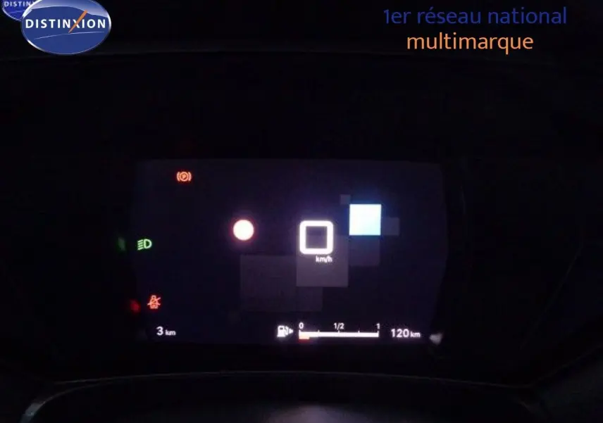 Affichage numérique du tableau de bord de la Citroën C5 X gris Artense, indiquant 0 km/h et jauge essence proche du vide.