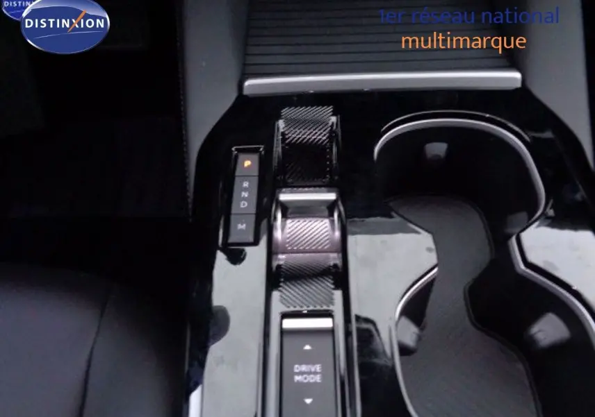 Gros plan sur la console centrale noire brillante de la Citroën C5 X gris Artense, mettant en valeur la commande de boîte automatique et les porte-gobelets.