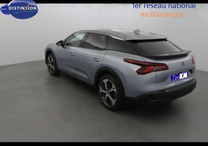 Citroën C5 X gris Artense métal vue 3/4 arrière droit mettant en valeur ses feux arrière effilés et son toit noir.