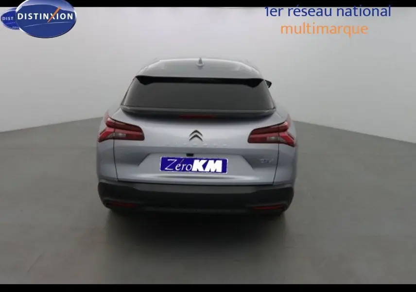 Vue arrière d'une Citroën C5 X gris Artense métal avec vitres teintées dans un studio lumineux.