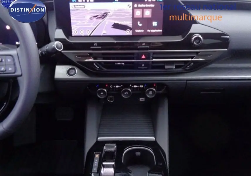 Vue intérieure du tableau de bord et console centrale du Citroën C5 X 2022 avec écran tactile et commandes climatisation.