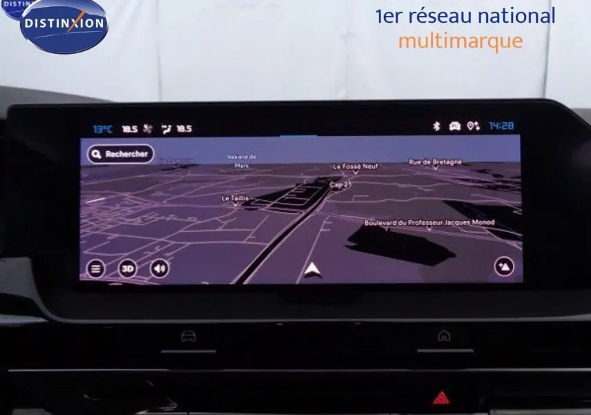 Écran tactile du système de navigation du Citroën C5 X gris Artense, affichant une carte en 3D intérieure.