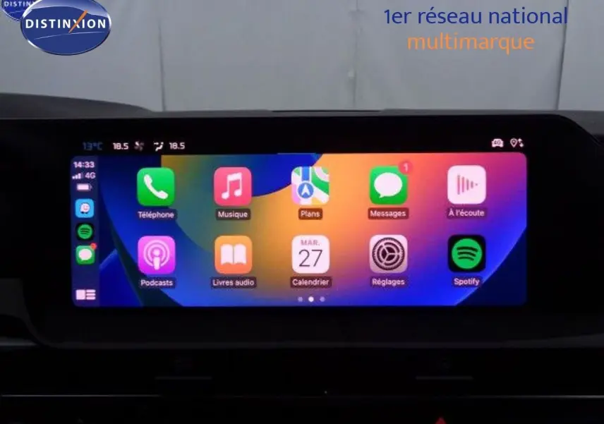 Écran tactile multimédia coloré du tableau de bord de la Citroën C5 X gris Artense, vue intérieure frontale.