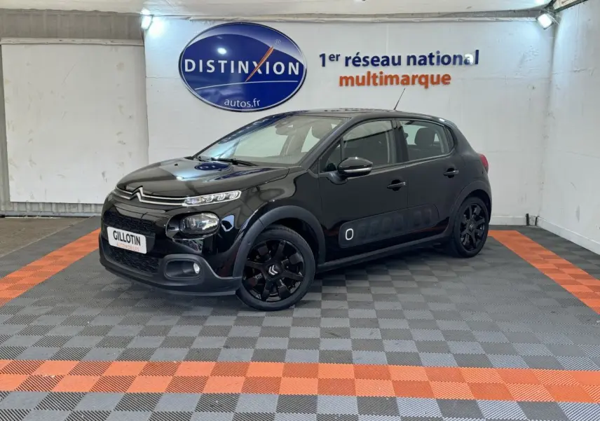 Citroën C3 noire vue en 3/4 avant droit, avec protections latérales Airbump et jantes noires distinctives.