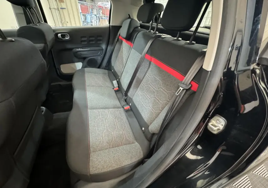 Vue intérieure côté droit sur la banquette arrière gris clair avec bande rouge d'une Citroën C3 noire 2019