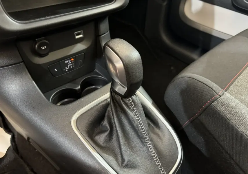 Gros plan sur le levier de vitesse automatique en cuir noir de la CITROEN C3 PureTech 110, avec siège tissu gris et noir adjacent.