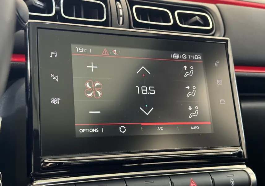 Écran tactile central affichant la climatisation à 18,5°C dans l'habitacle noir de la Citroën C3 Shine Business.
