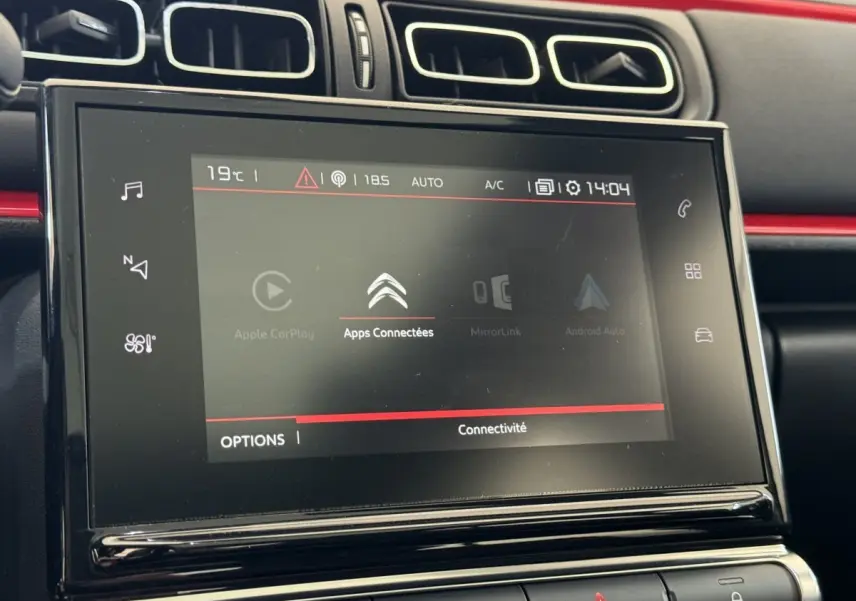Écran tactile central affichant les applications connectées dans l'habitacle noir de la Citroën C3 2019 Shine Business.