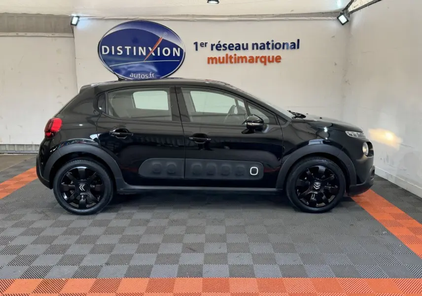 Profil côté gauche d'une Citroën C3 noire 2019 avec protections latérales Airbump et jantes noires brillantes.