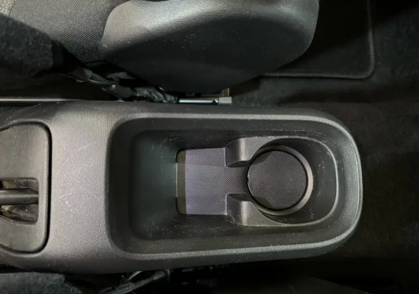 Gros plan sur le porte-gobelet central noir de l’habitacle d’une Citroën C3 PureTech 2019, finition Shine Business.