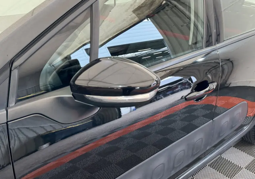 Gros plan sur le rétroviseur côté gauche et la porte noire brillante d'une Citroën C3 Shine Business 2019.