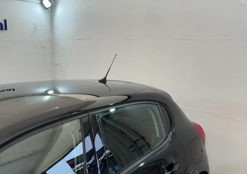 Vue 3/4 arrière côté droit d'une Citroën C3 noire 2019 avec antenne sur le toit et porte carburant visible.