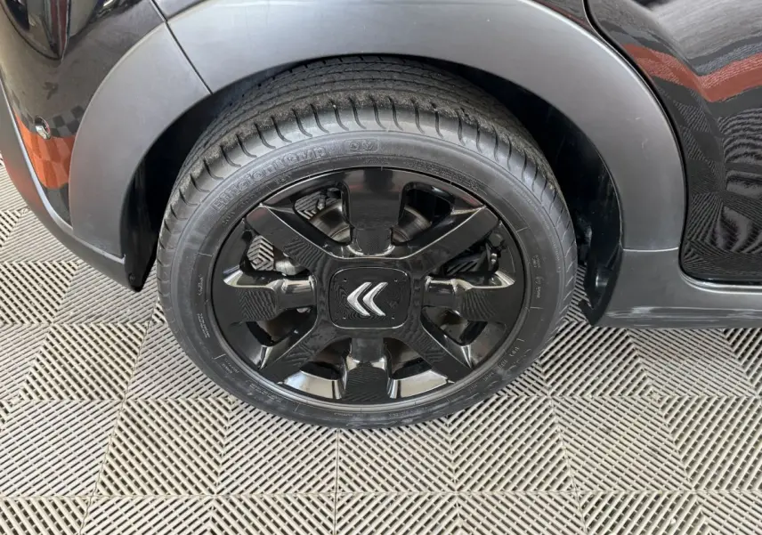 Gros plan sur la roue avant droite noire avec jante Citroën brillante d'une C3 PureTech 110 S&S EAT6 Shine Business 2019.