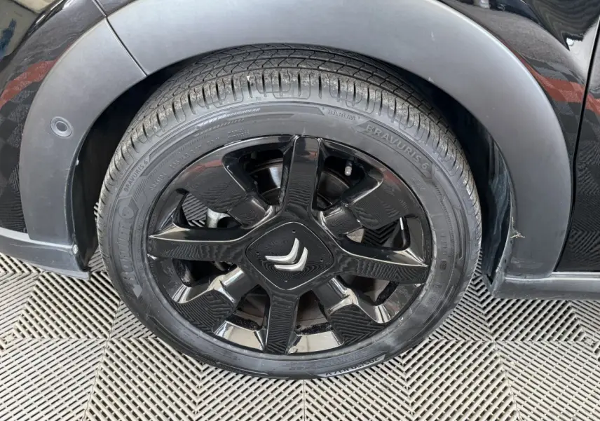 Gros plan sur la roue avant gauche noire d'une Citroën C3 2019 avec jante noire brillante et logo Citroën central.