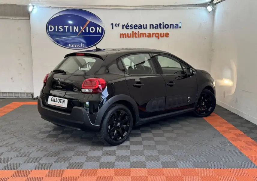 Citroën C3 noire vue 3/4 arrière droit, avec protections latérales Airbump et jantes noires brillantes.