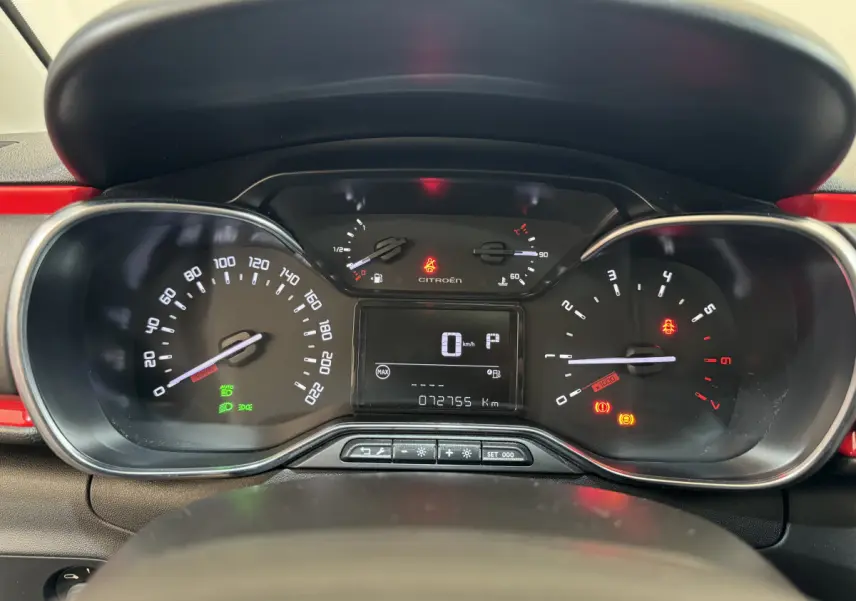 Tableau de bord de Citroën C3 noir 2019, vue frontale sur compteurs numériques et voyants allumés.