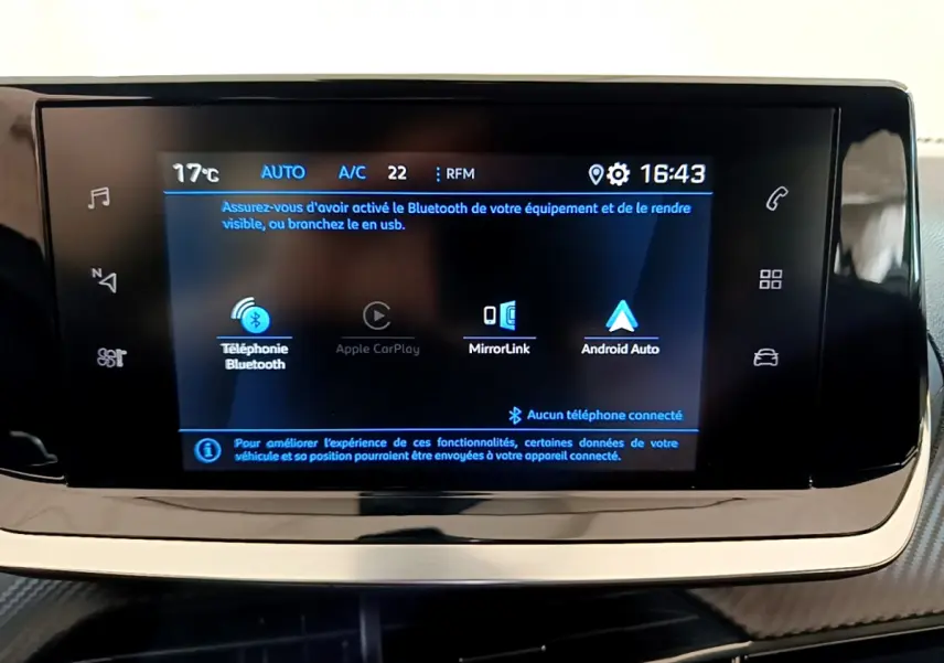 Écran tactile central du tableau de bord du Peugeot 2008 gris foncé affichant les options Bluetooth et Android Auto.