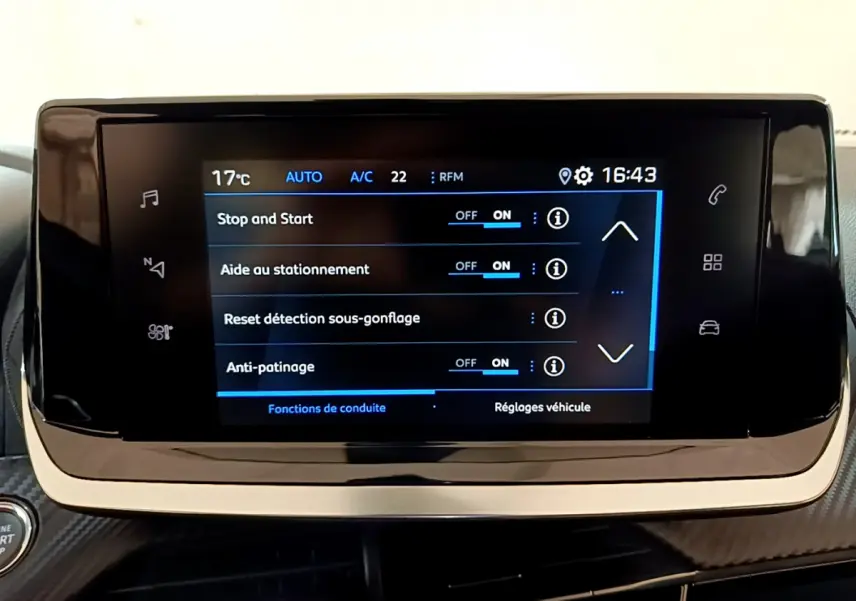Écran tactile central du tableau de bord du Peugeot 2008 gris foncé, affichant les réglages de conduite.