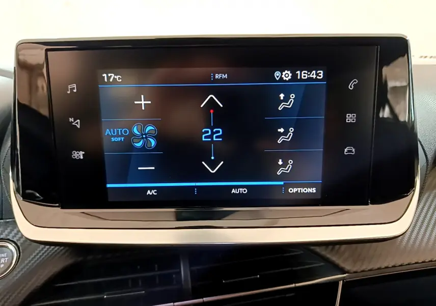 Écran tactile central du tableau de bord du Peugeot 2008 gris foncé, affichant les réglages de climatisation à 22°C.