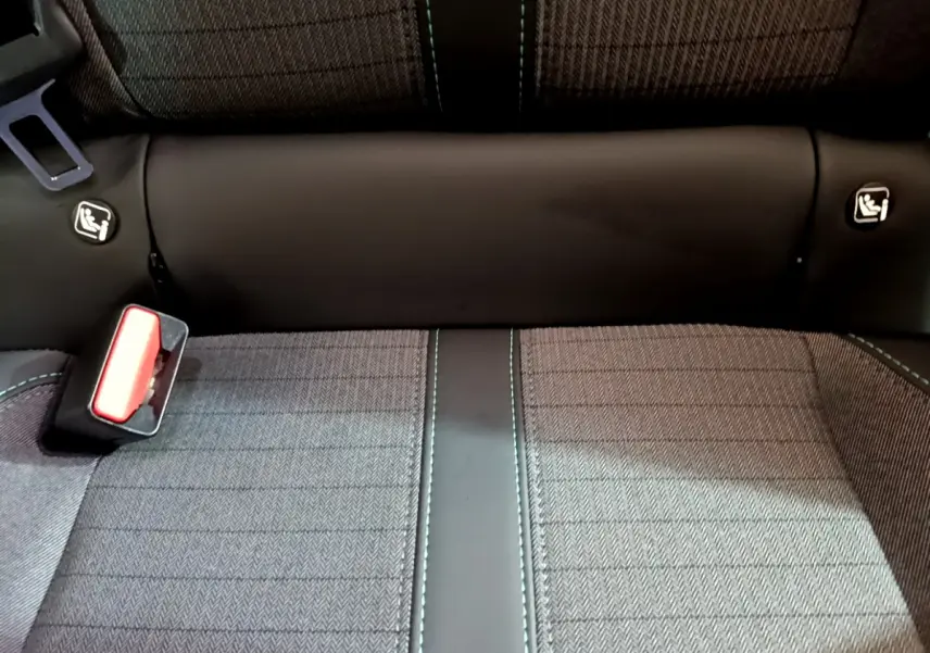 Gros plan sur la banquette arrière grise du Peugeot 2008 avec ceintures de sécurité et fixations Isofix visibles.