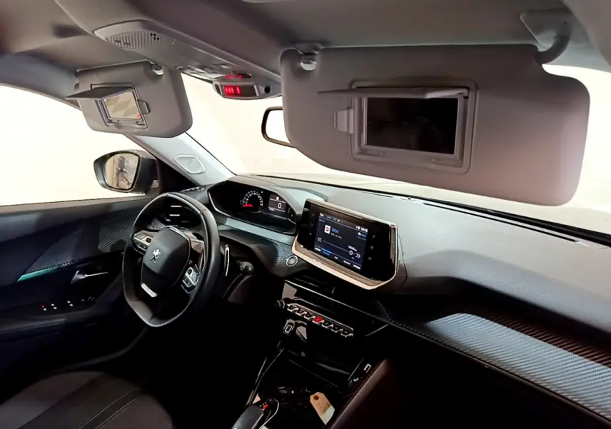 Intérieur Peugeot 2008 gris foncé vu côté conducteur, tableau de bord avec écran tactile et volant multifonctions cuir.