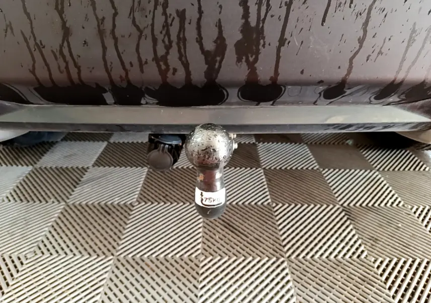 Gros plan sous l’arrière d’un Peugeot 2008 gris foncé 2022, montrant la boule d’attelage avec étiquette 75 kg.