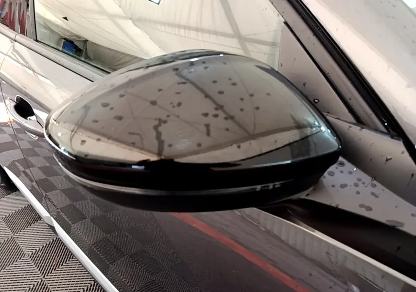 Rétroviseur droit gris foncé du Peugeot 2008 PureTech 130 S&S EAT8 Allure 2022 avec clignotant intégré.