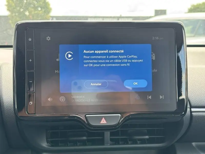 Écran tactile central de la Toyota Yaris 116h Dynamic 2025 affichant la connexion Apple CarPlay, intérieur noir.