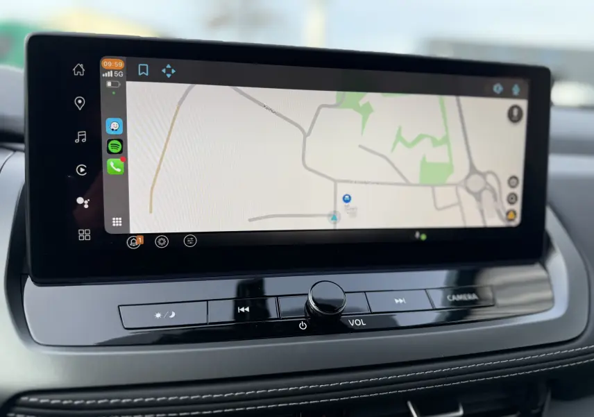 Écran tactile central affichant la navigation dans l'habitacle du Nissan Qashqai gris Squale Metal, vue de face.